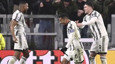 Bek Juventus Gleison Bremer (tengah) merayakan gol yang dicetaknya ke gawang Torino pada pekan ke-24 Liga Italia di Stadion Allianz, Rabu (132023) dini hari WIB. Bianconeri -julukan Juventus- berhasil menang dengan skor 4-2 dalam Derby della Mole. (Fabio FerrariLaPresse via AP)