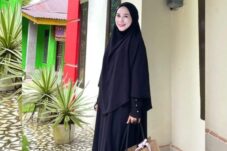 Mengenal Sosok Nhyar Jamal, Sukses di MUA Berjuang Bersama Suami