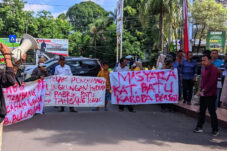 Minta Aktivitas Tambang di Sungai Balantieng Dihentikan, Warga Batukaropa Bulukumba Unjuk Rasa di Mapolda Sulsel