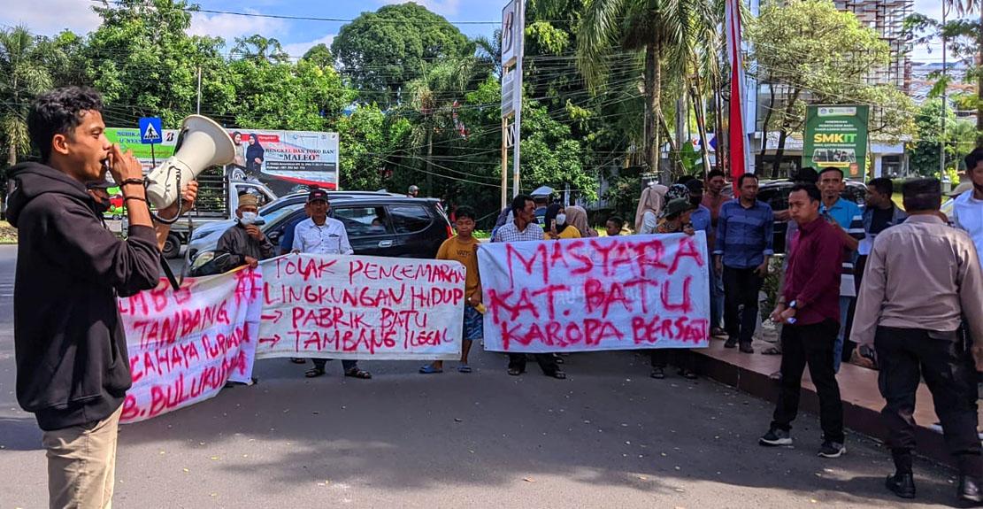 Minta Aktivitas Tambang di Sungai Balantieng Dihentikan, Warga Batukaropa Bulukumba Unjukrasa di Mapolda Sulsel.