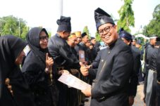 Peringati Hardiknas, Jajaran Pemda Bulukumba Kenakan Pakaian Adat Hitam