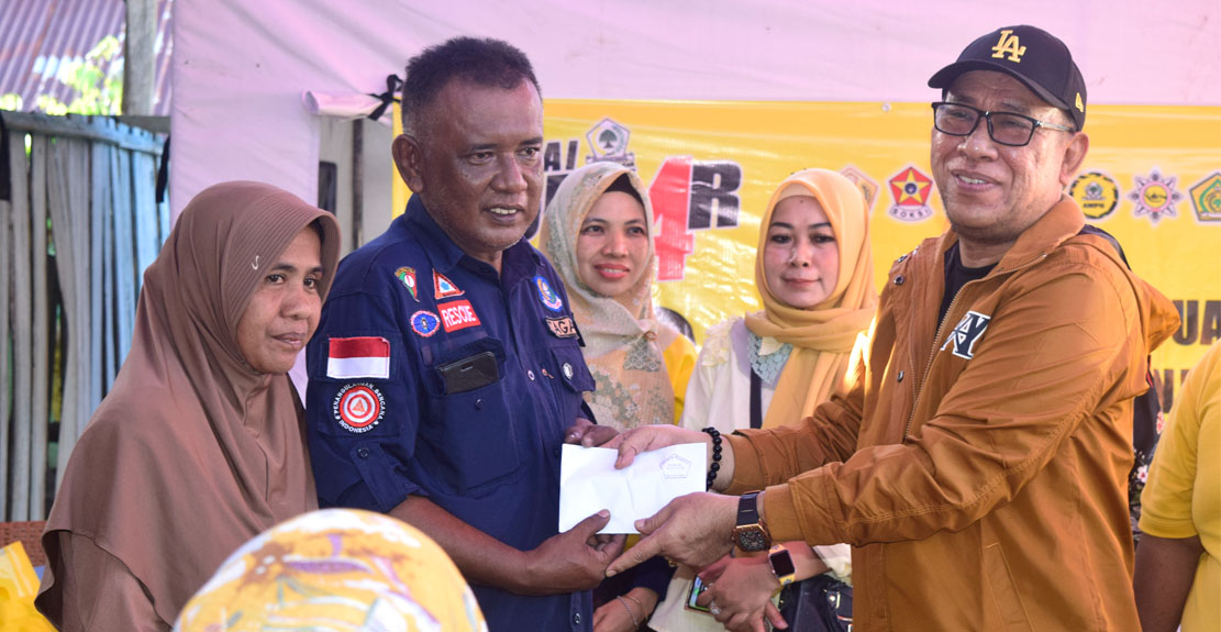 Ketua DPD II Partai Golkar Bulukumba, Nirwan Arifuddin, SH (Kanan) saat menyerahkan bantuan. (Foto:Wawan AnreanPelitarakyat.id)