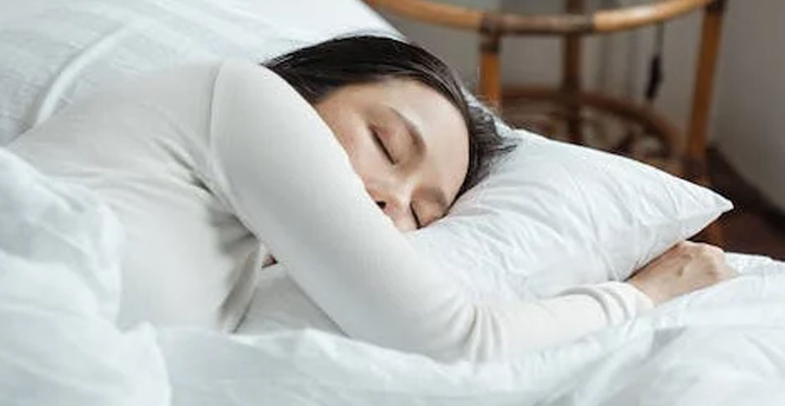 Tidur tengkurap (Foto: Ketut SubiyantoPixels)