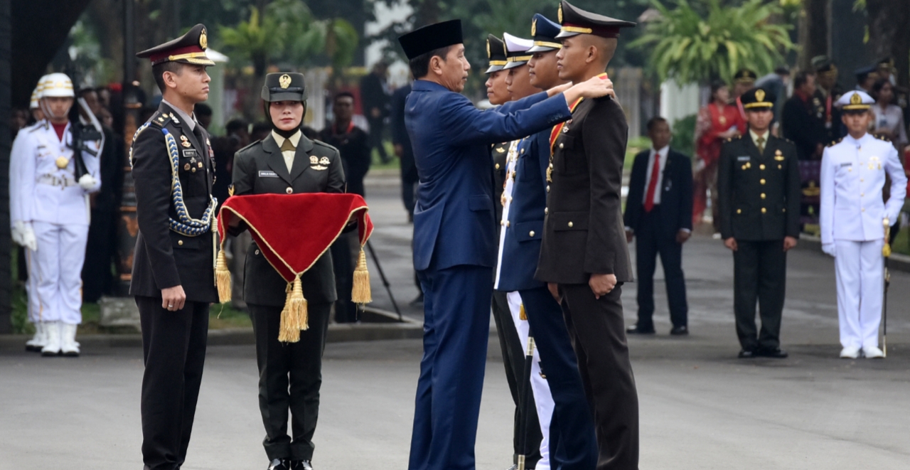 Presiden Jokowi lantik perwira muda TNI-Polri, di Halaman Istana Merdeka, Jakarta, Rabu (26072023). (Foto: Humas SetkabJay)