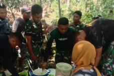Ibu-ibu Bawa Makanan untuk TNI di Bulukumba