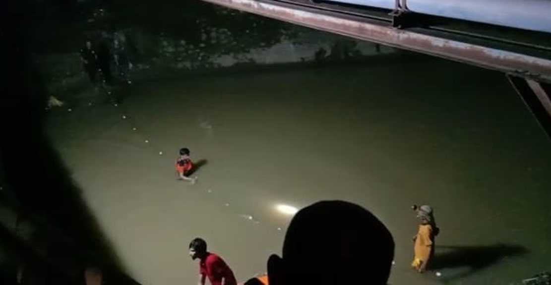 Proses pencarian warga tenggelam di sungai Jembatan Lajae.