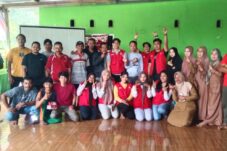 Mahasiswa KKN Unhas di Desa Mattirowalie Bekali Warga Pengetahuan Menanam Bawang