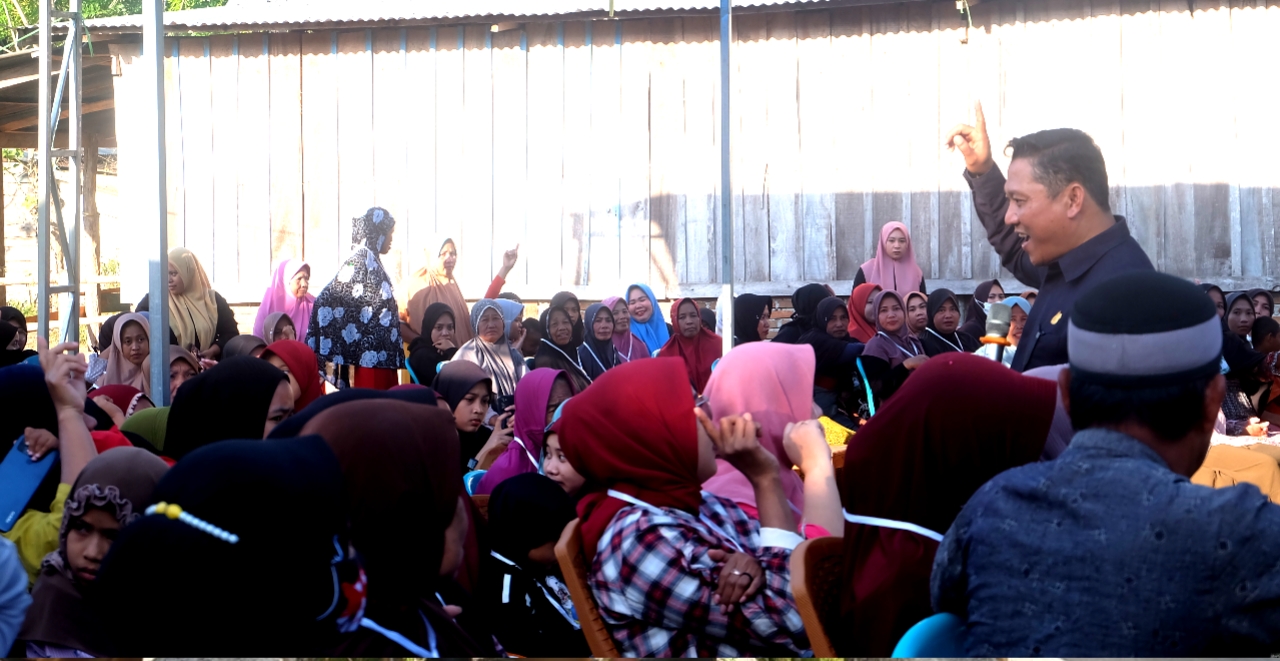 Anggota DPRD Kabupaten Bulukumba, Fahidin HDK saat melakukan Reses di Kelurahan Kalumeme Kecamatan Ujung Bulu Kabupaten Bulukumba.