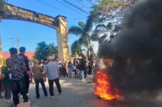 Buntut Ditahannya 7 Kader PMII, Sejumlah Demonstran Seruduk Polres dan Kejari Bulukumba