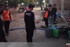 Petugas BPBD Bulukumba Ontime Layani Warga yang Kekurangan Air Bersih