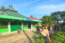 Polres Bulukumba Gelar Bakti Sosial Bersihkan Masjid dan Gereja