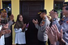 Polisi Bedah Rumah Warga Sujud Syukur