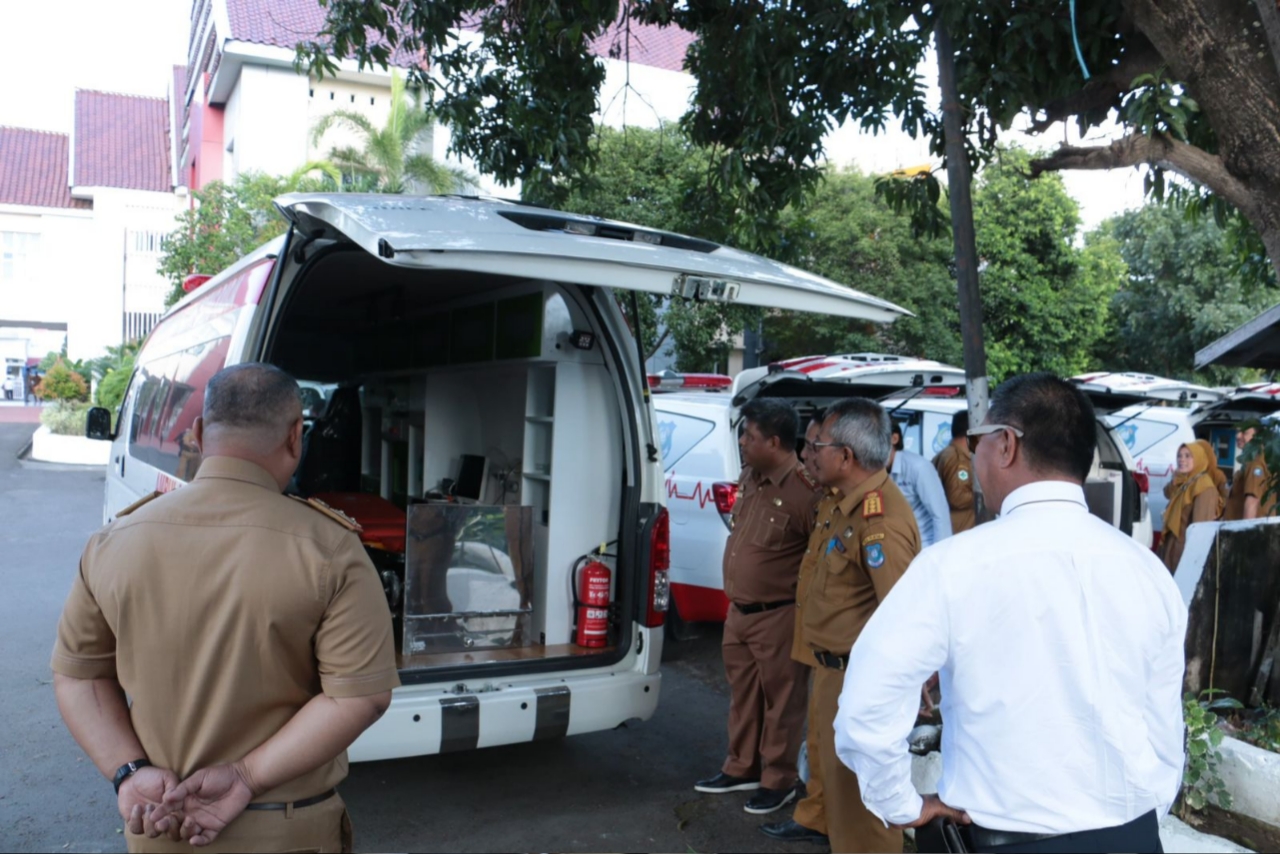 Bupati Bulukumba Serahkan Mobil Ambulans: Pelihara Dengan Baik