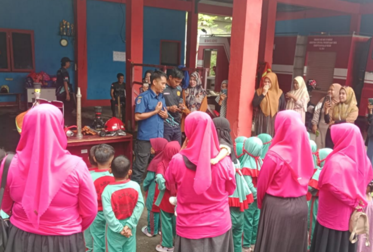 Terima Kunjungan Paud, Damkar Bulukumba Kenalkan Peralatan Damkar
