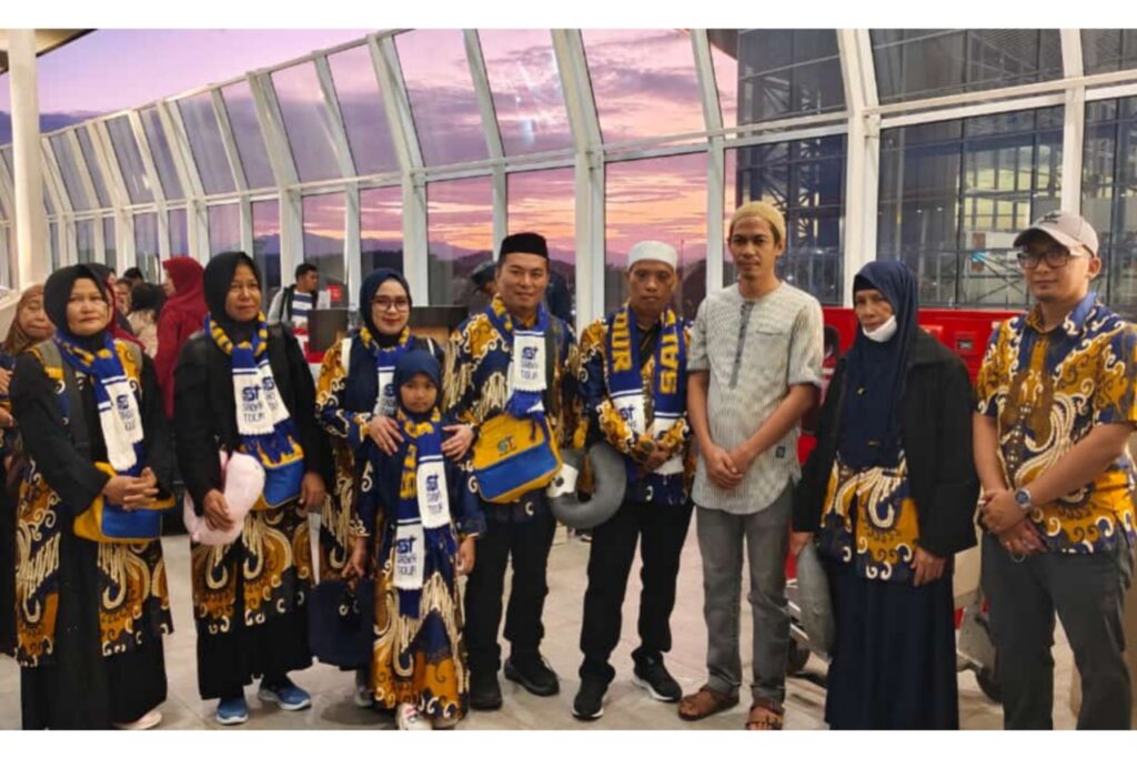 Direktur Utama (Dirut) Salwa Tour, H. Akhmad Irfan (ketiga dari kanan) saat berfoto bersama jemaah umroh Salwa Tour.