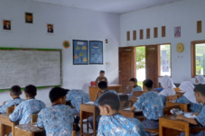 Membumikan Kembali Aksara Lontara di Sekolah