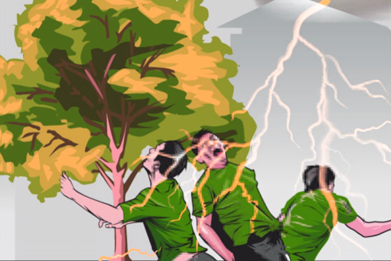 Waspada! 3 Warga Desa Sipaenre Bulukumba Tersambar Petir, Satu Orang Dilarikan ke Rumah Sakit