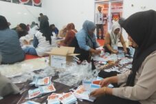 KPUD Bulukumba Mulai Sortir dan Lipat Surat Suara Cabup dan Cawabup