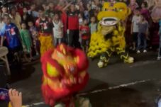 Pertunjukan Barongsai Dikawal Polisi