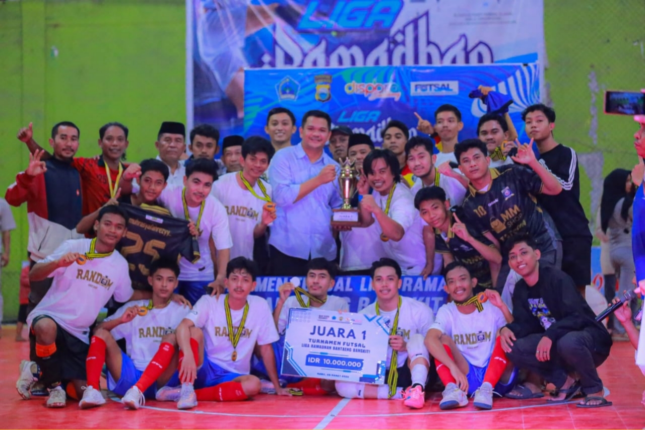 Punggawa Random FC Taccorong saat berfoto bersama Fathul Fauzy Nurdin usai menyabet gelar juara Liga Ramadan Bantaeng Bangkit. (Doc. Random FC)