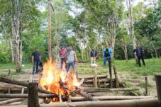 Polsek Kindang Gerebek Arena Sabung Ayam, Fasilitas Dibakar dan Ayam Disita