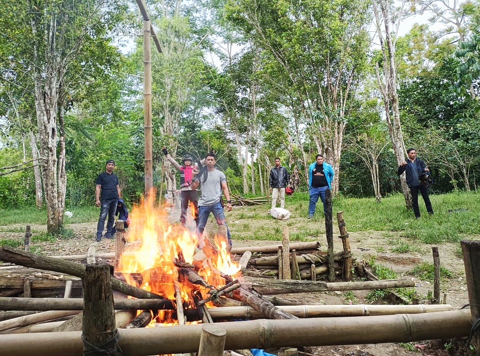 Polsek Kindang Gerebek Arena Sabung Ayam, Fasilitas Dibakar dan Ayam Disita