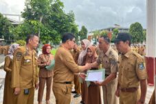Wabup Edy Manaf Serahkan Motor Sampah dan Petugas Penyapu ke Kelurahan se-Kecamatan Ujungbulu