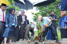 Harkitnas 2025, Bupati Bulukumba Andi Utta Tanam Pohon Buah untuk Ketahanan Pangan