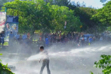 Aksi May Day di Bulukumba Tegang, Massa Disemprot Damkar Saat Bakar Ban