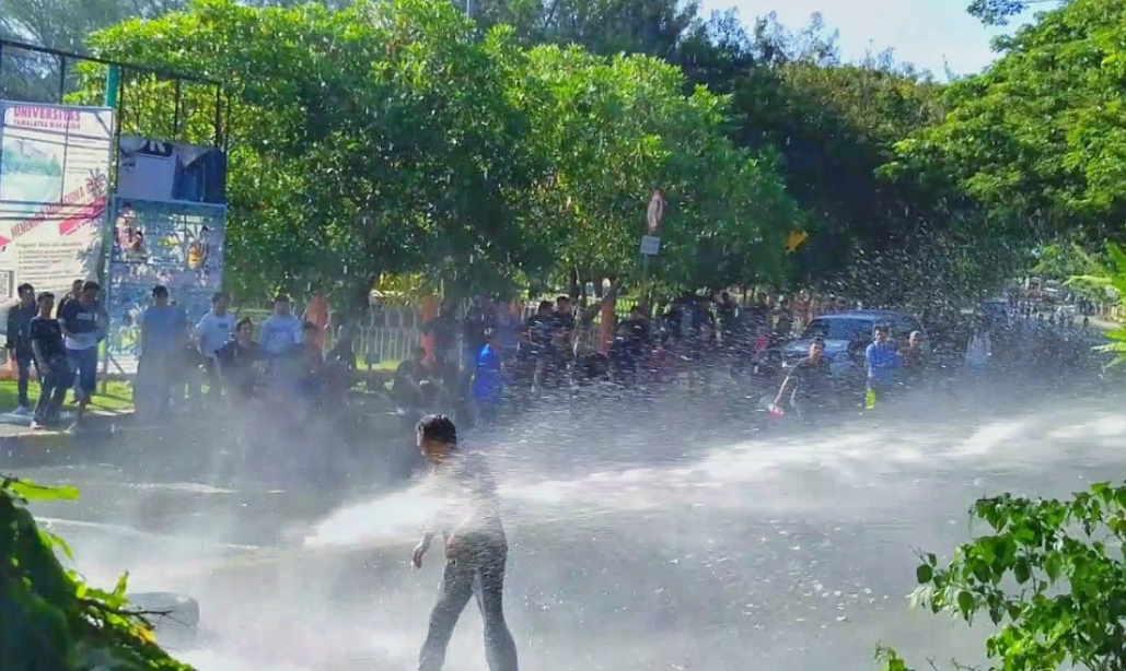 Aksi May Day di Bulukumba Tegang, Massa Disemprot Damkar Saat Bakar Ban