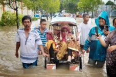 Terobos Banjir Menuju Pelaminan, Sepasang Pengantin Naik Becak Curi Perhatian Warga Bulukumba