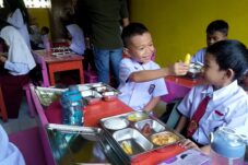 Dapur MBG Resmi Diluncurkan di Ujungloe, Penyaluran Perdana Jangkau 2.335 Siswa
