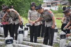 Semarak Hari Bhayangkara, Polres Bulukumba Tabur Bunga dan Doa Bersama di TMP Taccorong