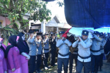 Penghormatan Terakhir Kapolres Bulukumba di Upacara Pemakaman Dinas Aiptu Darsimin