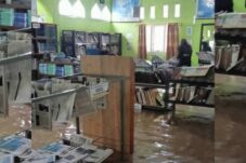 Banjir Rendam Perpustakaan SMP 10 Bulukumba, Siswa Berjibaku Selamatkan Buku