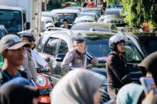Polisi Urai Kemacetan, Buntut Blokir Jalan Pedagang Pasar Cekkeng Yang Akan di Relokasi