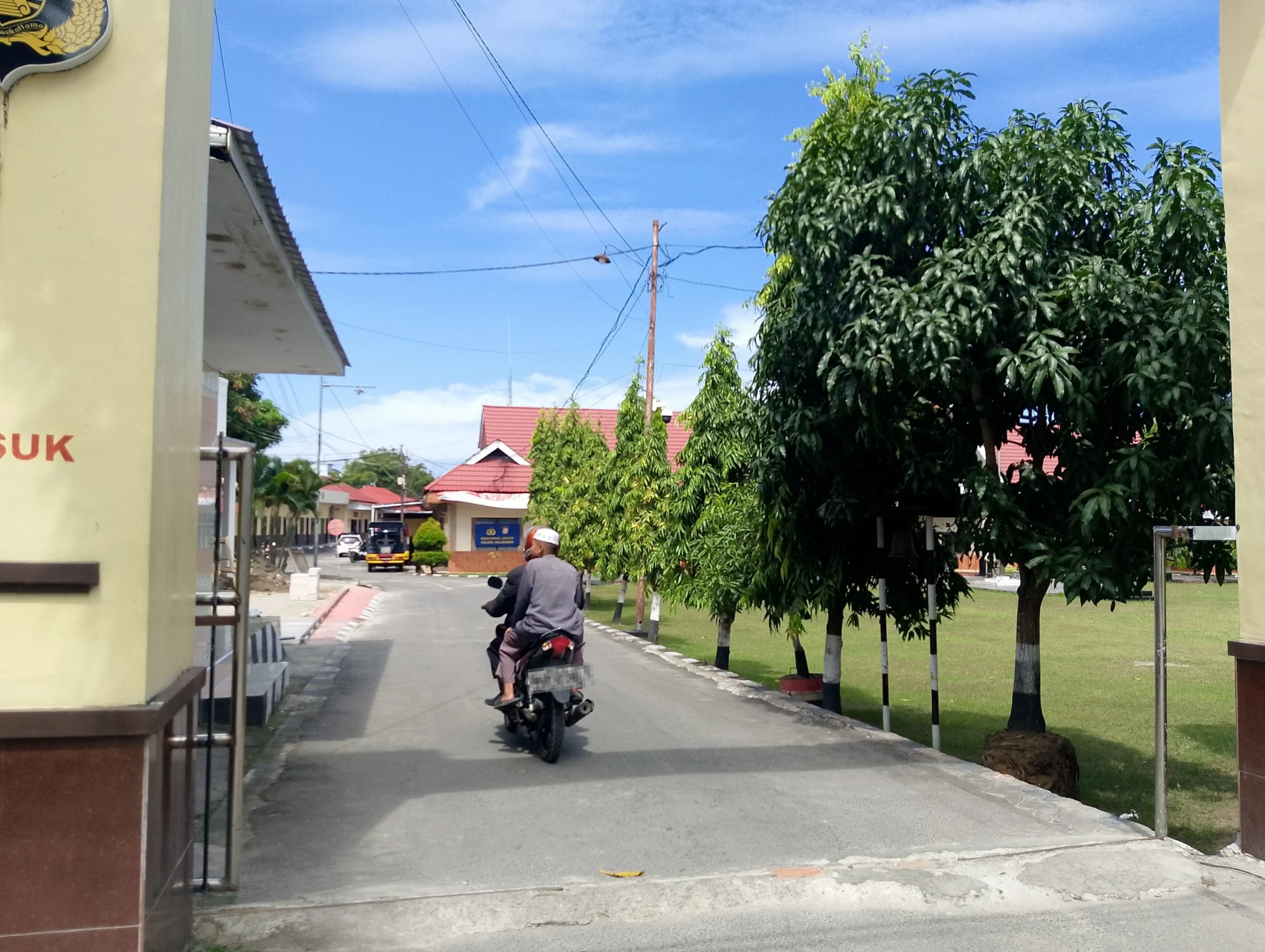 Pengendara tanpa helm keluar masuk Mapolres Bulukumba pada, Rabu, (27/08/2025). [Foto: dok.hw/sulengka.id]
