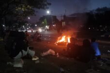 Hingga Malam, Ratusan Mahasiswa Masih Duduki DPRD Bulukumba dan Blokir Jalan Utama