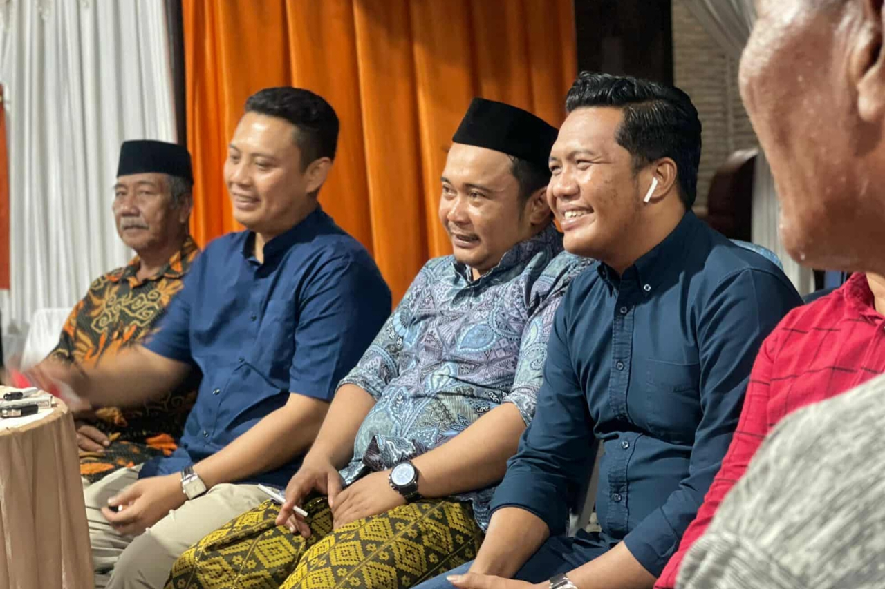 Kades Padangloang, Andi Muhammad Rizal, saat bersama Anggota DPR-RI F-Gerindra, Andi Irwan Darmawan Aras. (Doc.Pribadi)