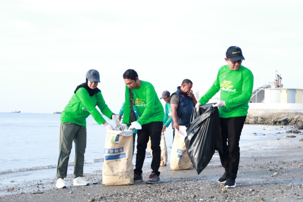 Dinas Lingkungan Hidup dan Kehutanan (DLHK) Kabupaten Bulukumba menggelar aksi bersih pantai di kawasan wisata Pantai Merpati, Kota Bulukumba