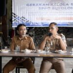 Kepala Dinas Lingkungan Hidup dan Kehutanan Kabupaten Bulukumba, Emil Yusri, bersama narasumber dan peserta saat Pelatihan Pengelolaan Sampah dan Limbah Dapur yang digelar Dapur MBG Bulolohe di Cafe Abama, Desa Topanda, Bulukumba, 22 Desember 2025.
