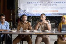 Kepala Dinas Lingkungan Hidup dan Kehutanan Kabupaten Bulukumba, Emil Yusri, bersama narasumber dan peserta saat Pelatihan Pengelolaan Sampah dan Limbah Dapur yang digelar Dapur MBG Bulolohe di Cafe Abama, Desa Topanda, Bulukumba, 22 Desember 2025.