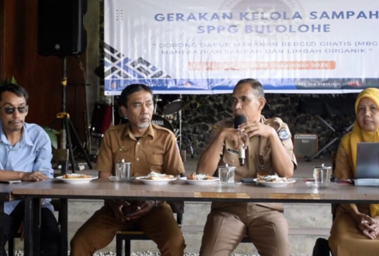 Kepala Dinas Lingkungan Hidup dan Kehutanan Kabupaten Bulukumba, Emil Yusri, bersama narasumber dan peserta saat Pelatihan Pengelolaan Sampah dan Limbah Dapur yang digelar Dapur MBG Bulolohe di Cafe Abama, Desa Topanda, Bulukumba, 22 Desember 2025.
