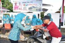 Ketua TP PKK Sinjai Pimpin Bakti Sosial dan Buka Puasa Bersama, Salurkan Bantuan untuk Warga