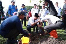 Harkitnas di Ujungloe, Bupati Andi Utta Ajak Warga Tanam Pohon untuk Masa Depan