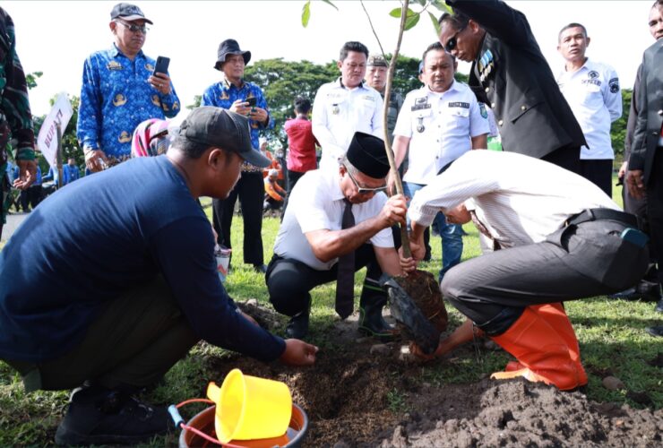Harkitnas di Ujungloe, Bupati Andi Utta Ajak Warga Tanam Pohon untuk Masa Depan