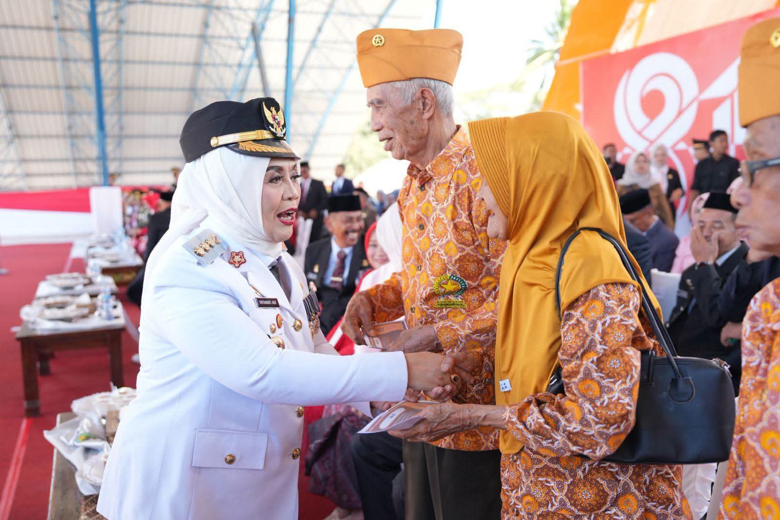 Jasa Tak Lekang Zaman, Veteran 96 Tahun Terima Penghargaan Bupati Sinjai