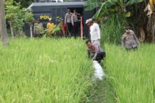 Water Canon Polres Bulukumba Bantu Petani Atasi Kekeringan Sawah