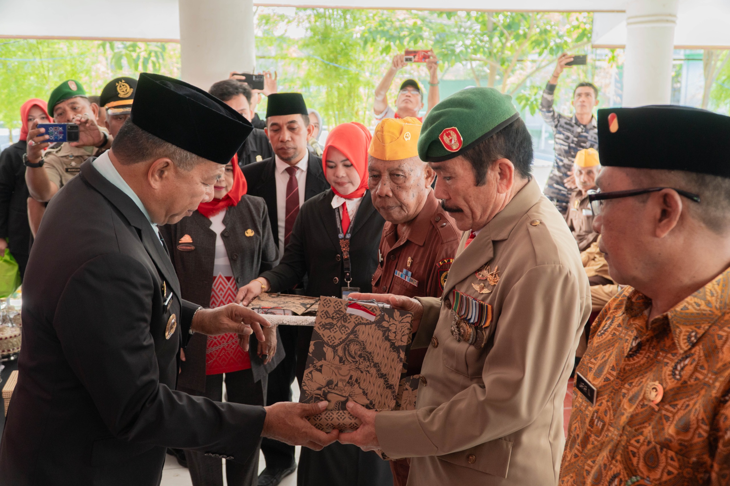 150 Veteran dan Keluarga Pejuang Terima Bingkisan HUT ke-81 RI dari BAZNAS Bulukumba
