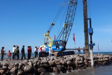Tiang Pancang Mulai Ditancapkan, Masjid Terapung Pantai Merpati Bulukumba Resmi Masuk Tahap Pembangunan